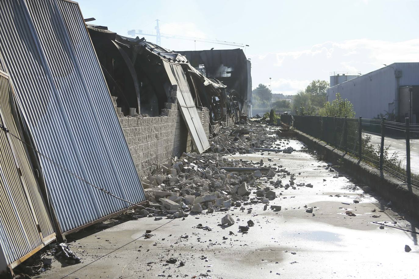 Tan solo la parte trasera de la gran estructura industrial se salvó casi intacta del incendio, sufriendo daños tan solo en el techo y la pared colindante al origen del fuego