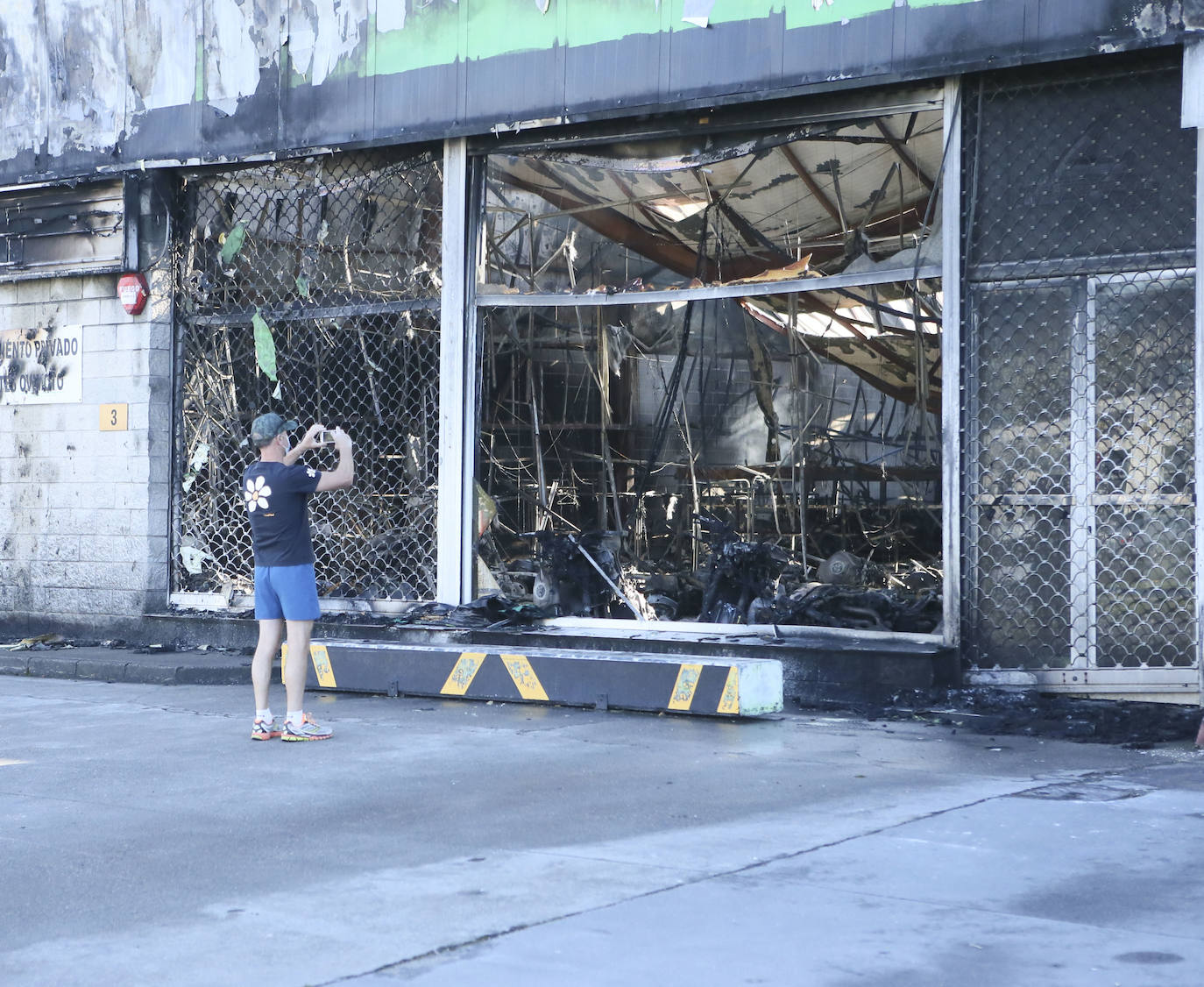 Tan solo la parte trasera de la gran estructura industrial se salvó casi intacta del incendio, sufriendo daños tan solo en el techo y la pared colindante al origen del fuego