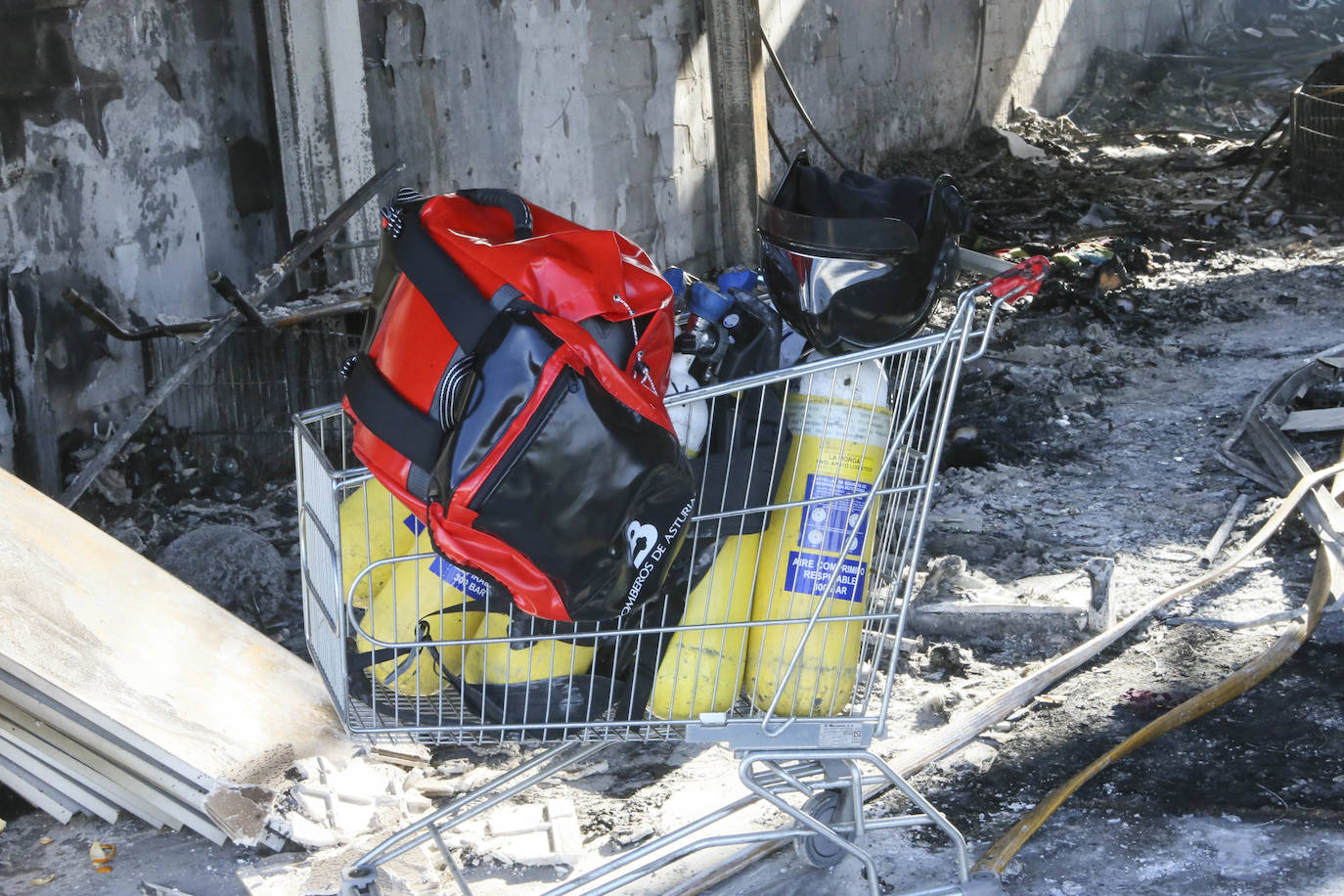 Tan solo la parte trasera de la gran estructura industrial se salvó casi intacta del incendio, sufriendo daños tan solo en el techo y la pared colindante al origen del fuego