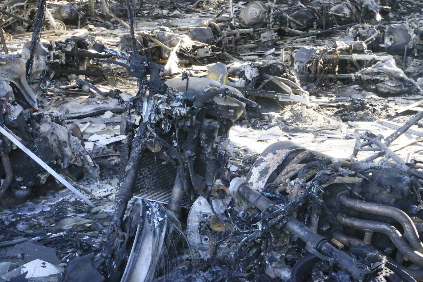 Tan solo la parte trasera de la gran estructura industrial se salvó casi intacta del incendio, sufriendo daños tan solo en el techo y la pared colindante al origen del fuego