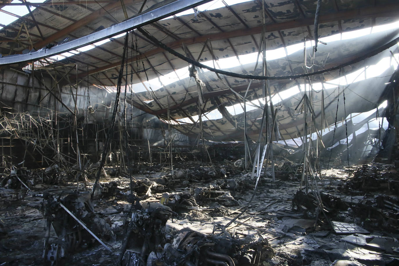 Tan solo la parte trasera de la gran estructura industrial se salvó casi intacta del incendio, sufriendo daños tan solo en el techo y la pared colindante al origen del fuego