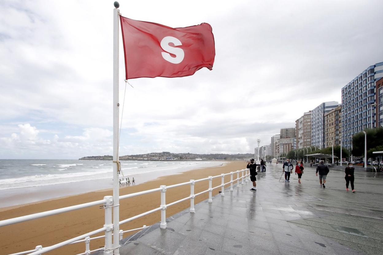 Bandera roja ondeando junto a la playa de San Lorenzo. 