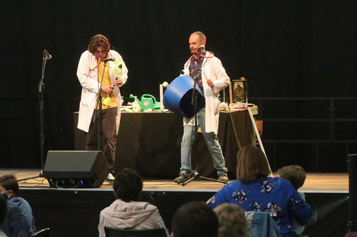 El dúo Vibra-To con su tambor y gaita construídos con materiales reciclados, tocando el himno de Asturias sobre el escenario principal de la fábrica de La Vega.