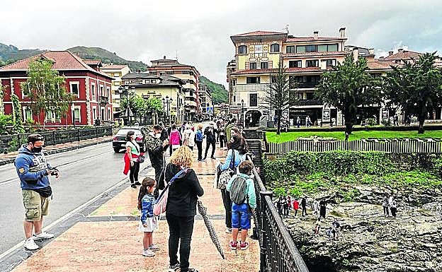 Puente Romano. Este verano el Ayuntamiento cangués diseñó un circuito para evitar las aglomeraciones. En la ciudad también preocupa el mercado dominical, suspendido temporalmente.