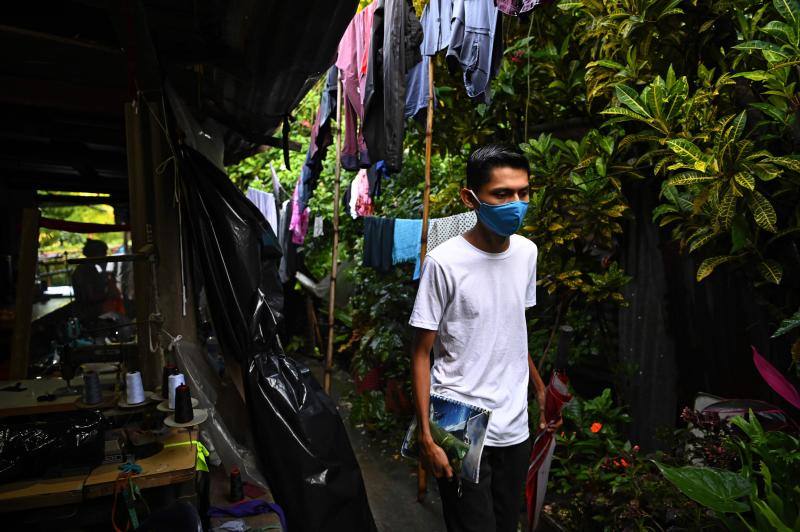 La crisis sanitaria del coronavirus obligó a suspender en marzo las clases presenciales en El Salvador y desde entonces se implementaron las clases virtuales; sin embargo, no todos los estudiantes salvadoreños tienen acceso a Internet en sus hogares. Es el caso de las hermanas Matilde y Marlene Pimentel, dos universitarias que se ven obligadas a buscar una conexión a Internet desde la copa de un árbol, o de Erik Palacios, de 22 años, quien tiene que subir hasta la cima de una colina para lograr asistir a sus clases universitarias. 