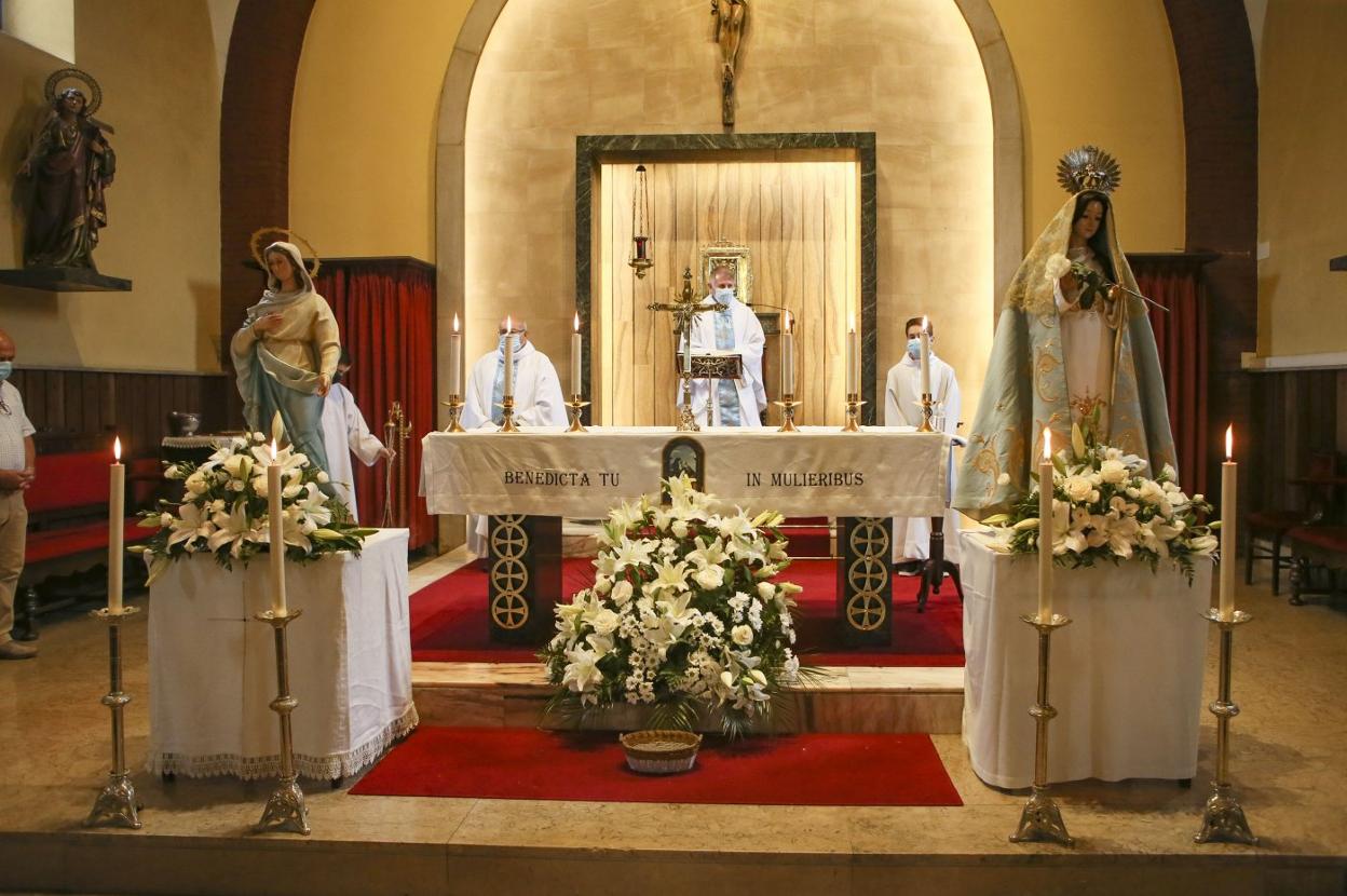 En el centro, el párroco local, Joaquín Serrano, durante el sermón de Santa Isabel. 