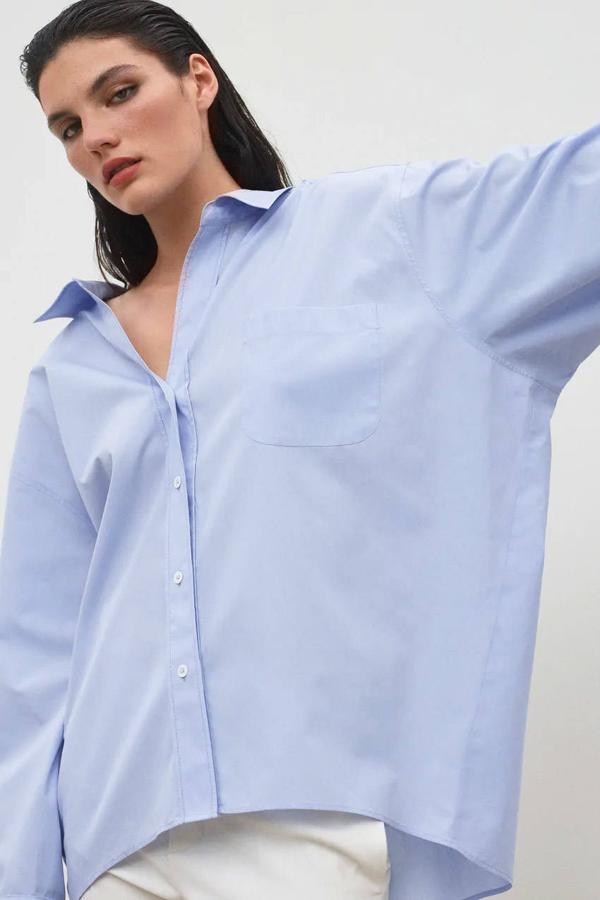 Camisa oversize de popelín en color azul claro de Zara, 25,95 euros.