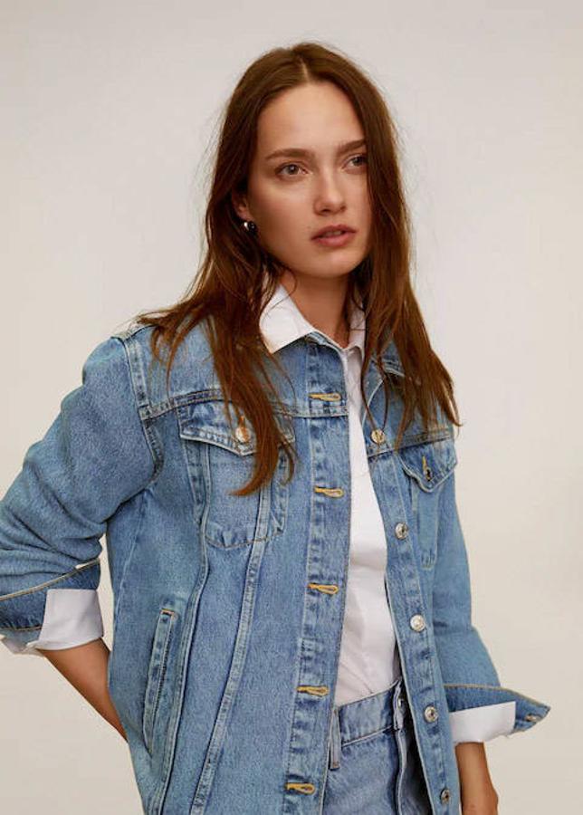 Cazadora denim oversize de Mango, 29,99 euros.