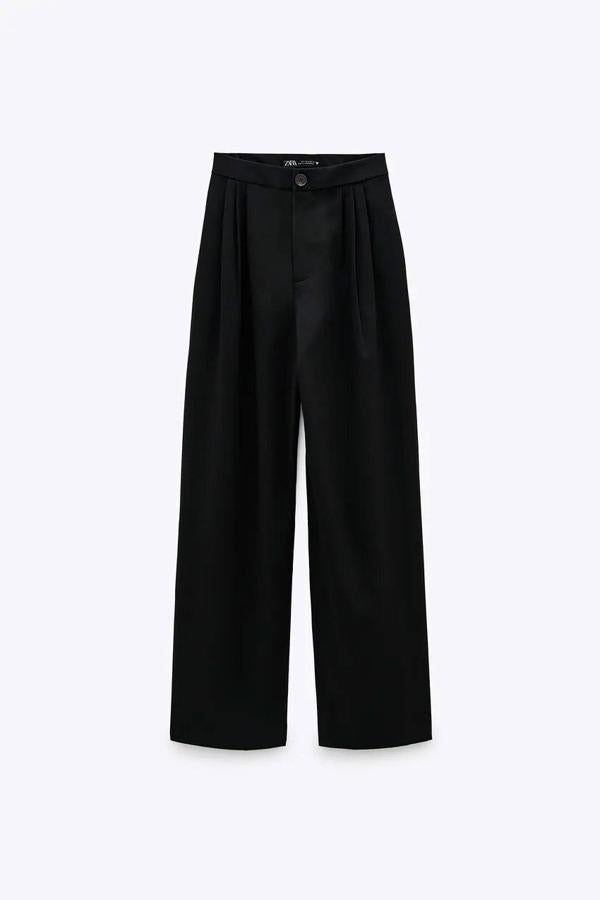 Pantalón ancho con pliegues en color negro de Zara, 25,95 euros.