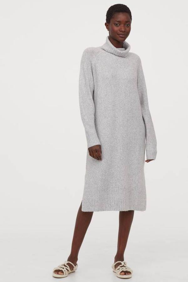 Vestido con cuello alto en color gris claro de H&M, 29,99 euros.