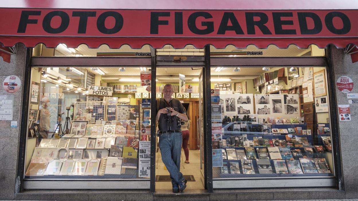 Mario Figaredo, en la tienda de fotografía de Emilio Tuya. 