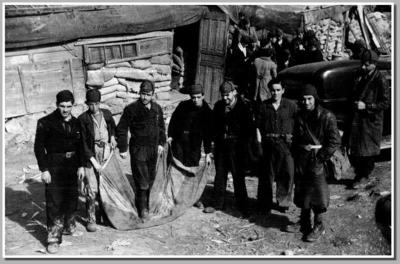 La exposición 'Frente a frente: dos visiones fotográficas de la Guerra Civil' que exhibe el Antiguo Instituto muestra los estragos del conflicto bélico en Gijón y Oviedo a través de las imágenes captadas por la cámara de Constantino Suárez y Florentino López, 'Floro'