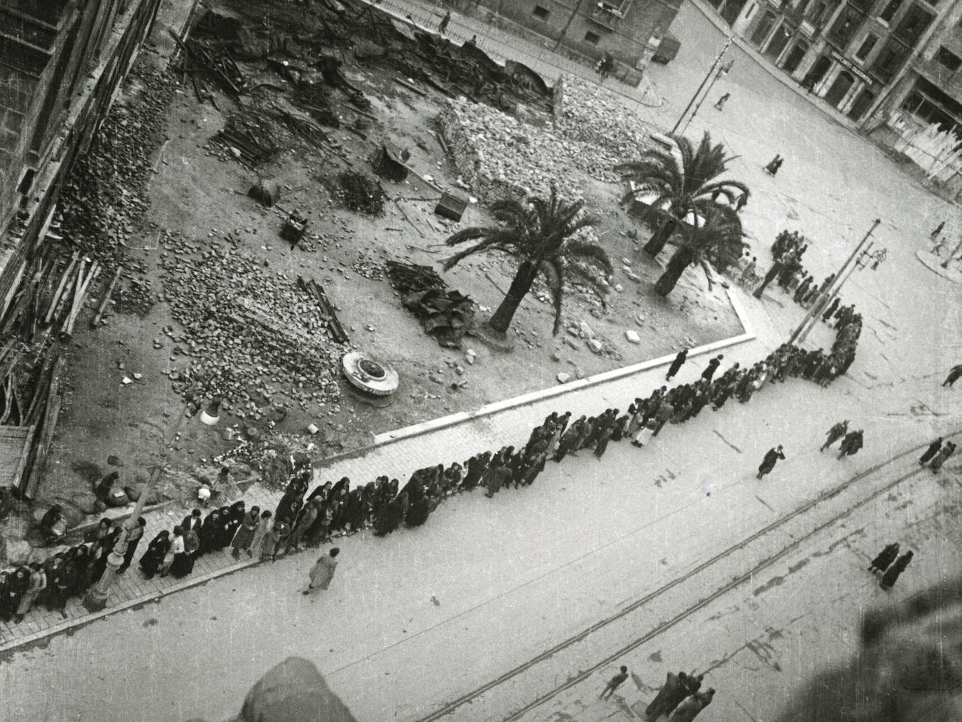 La exposición 'Frente a frente: dos visiones fotográficas de la Guerra Civil' que exhibe el Antiguo Instituto muestra los estragos del conflicto bélico en Gijón y Oviedo a través de las imágenes captadas por la cámara de Constantino Suárez y Florentino López, 'Floro'