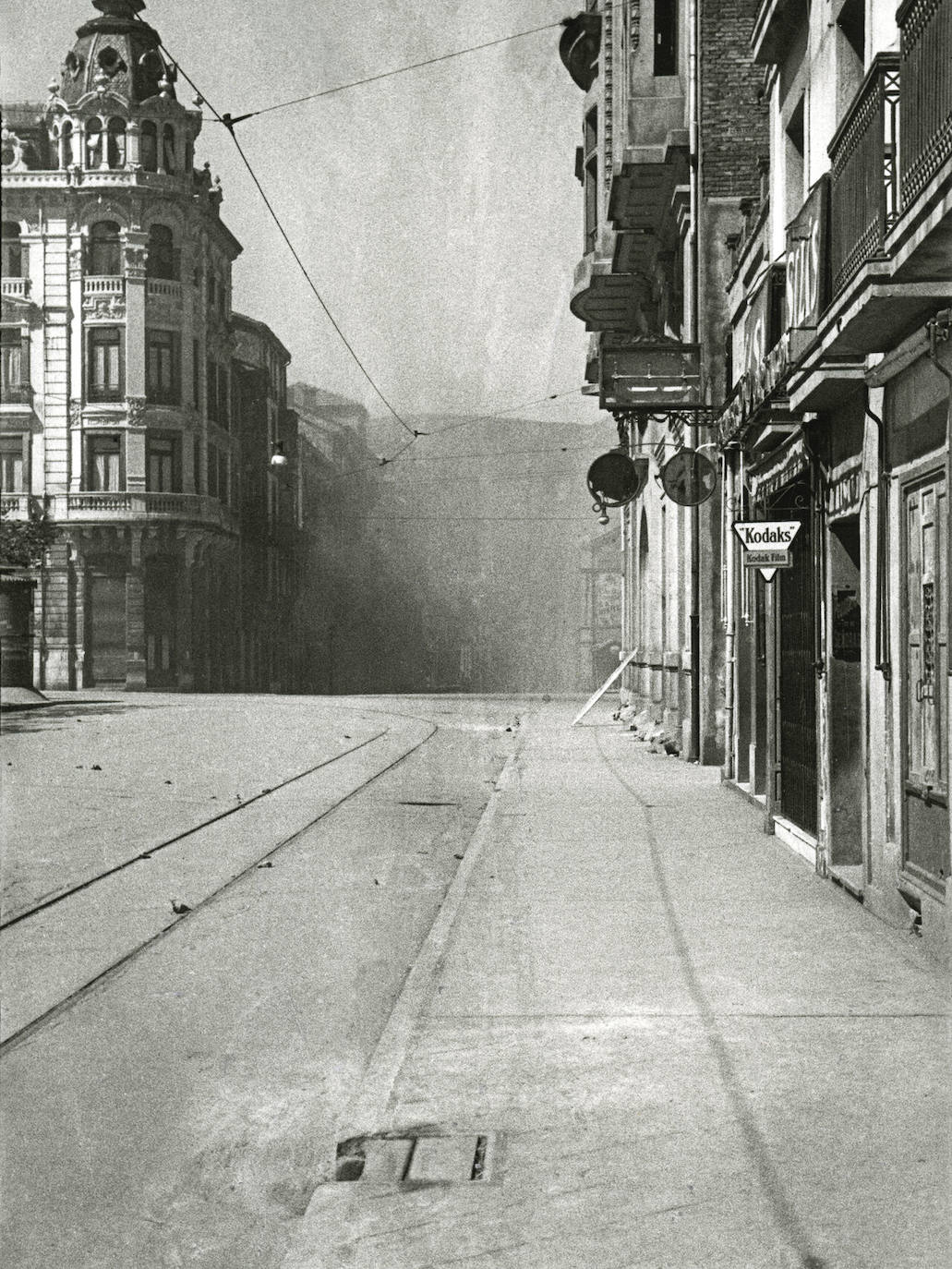 La exposición 'Frente a frente: dos visiones fotográficas de la Guerra Civil' que exhibe el Antiguo Instituto muestra los estragos del conflicto bélico en Gijón y Oviedo a través de las imágenes captadas por la cámara de Constantino Suárez y Florentino López, 'Floro'