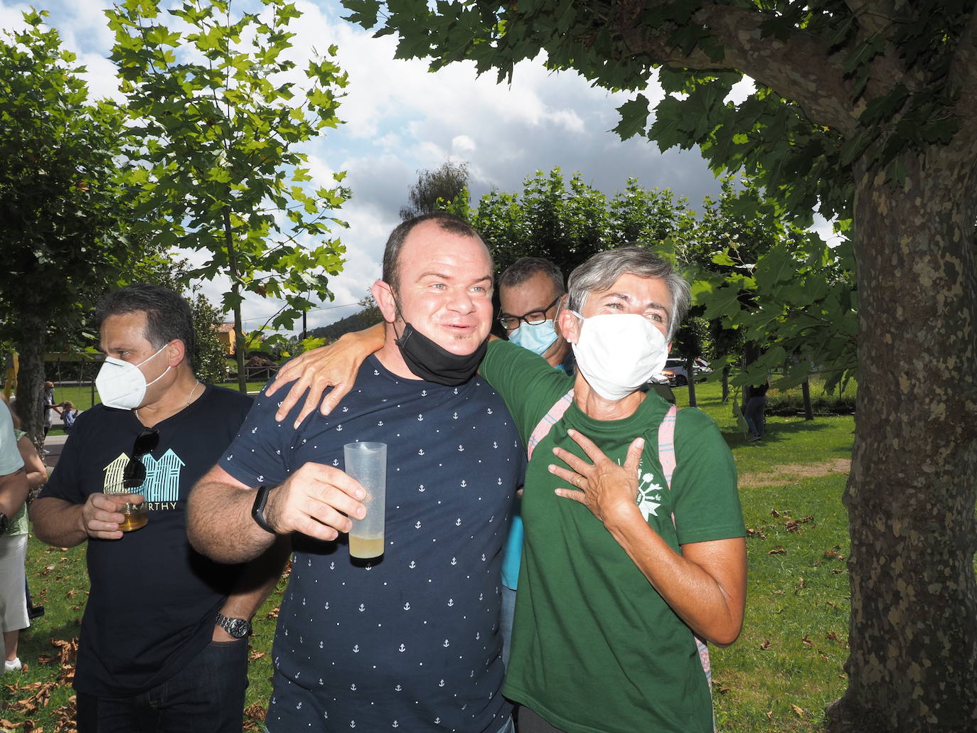 Los vecinos de Somao, en Pravia, no han tardado en salir a la calle a celebrar su reconocimiento como Pueblo Ejemplar de Asturias 2020.