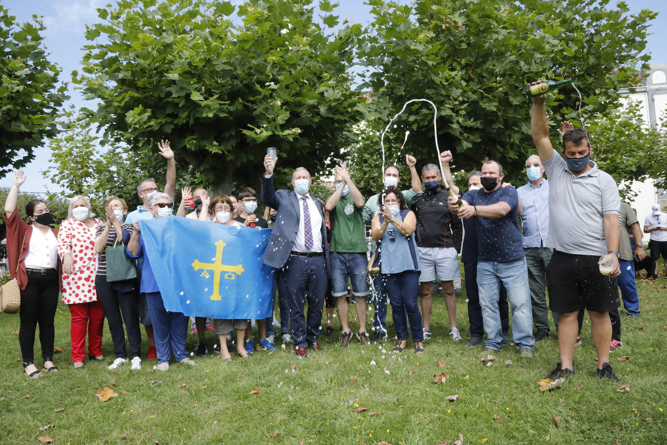 Los vecinos de Somao, en Pravia, no han tardado en salir a la calle a celebrar su reconocimiento como Pueblo Ejemplar de Asturias 2020.