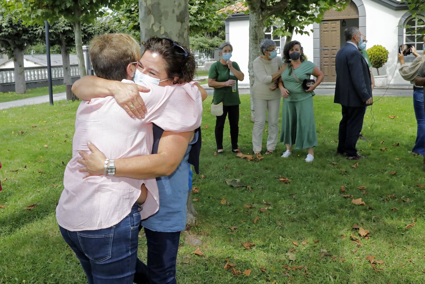 Los vecinos de Somao, en Pravia, no han tardado en salir a la calle a celebrar su reconocimiento como Pueblo Ejemplar de Asturias 2020.