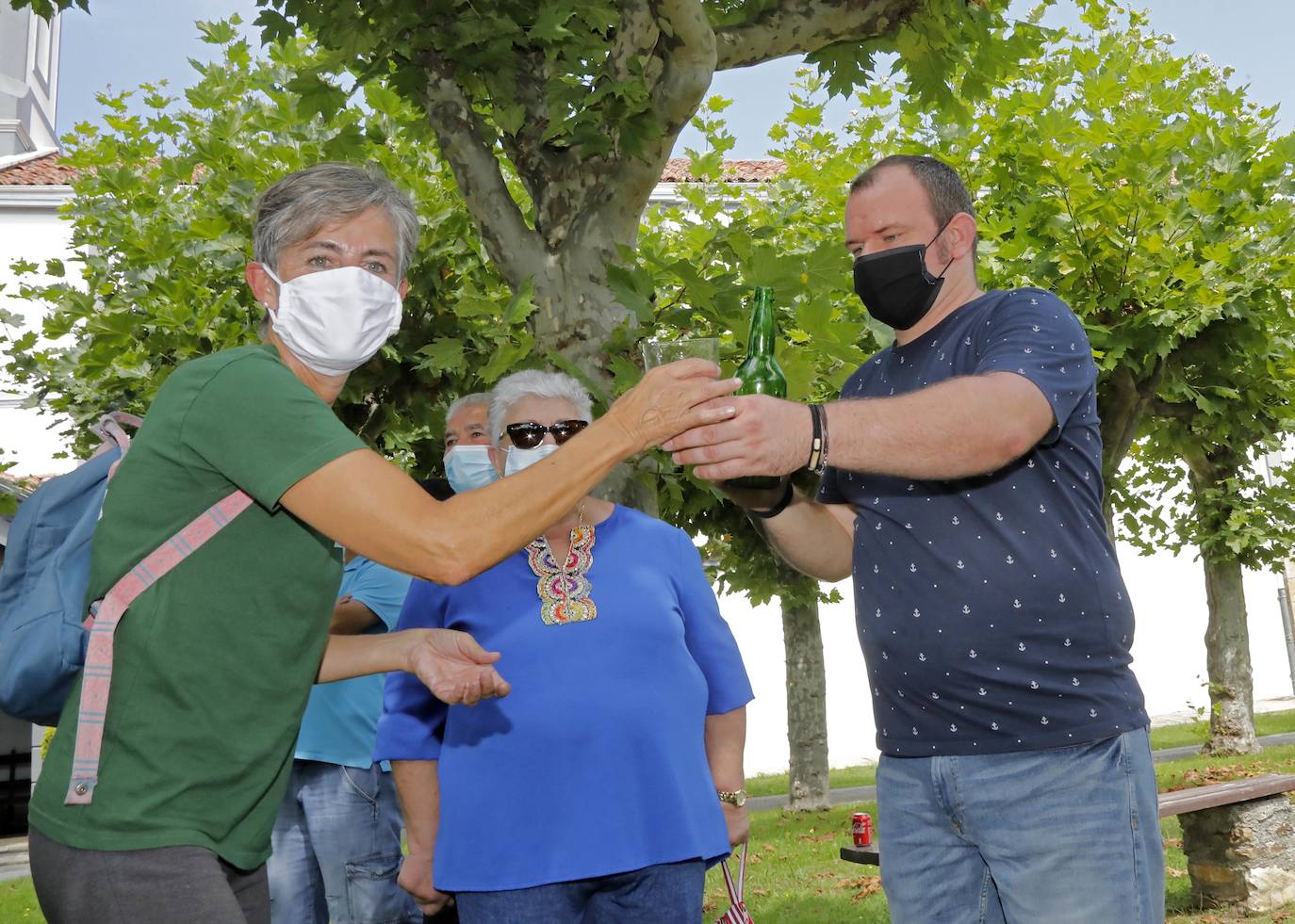 Los vecinos de Somao, en Pravia, no han tardado en salir a la calle a celebrar su reconocimiento como Pueblo Ejemplar de Asturias 2020.