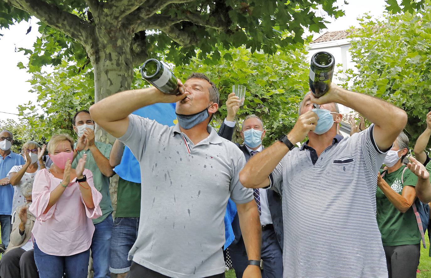 Los vecinos de Somao, en Pravia, no han tardado en salir a la calle a celebrar su reconocimiento como Pueblo Ejemplar de Asturias 2020.