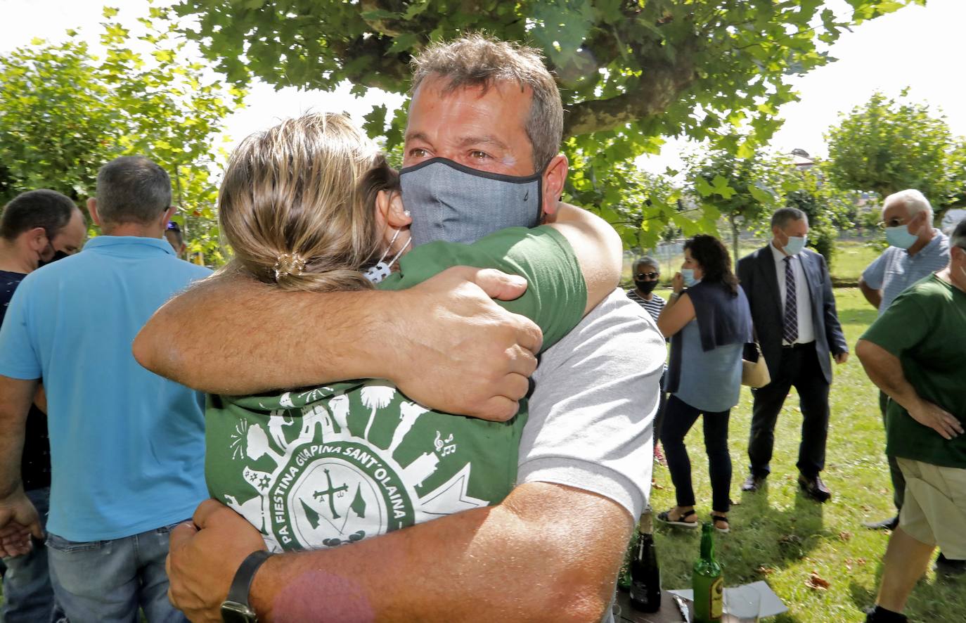 Los vecinos de Somao, en Pravia, no han tardado en salir a la calle a celebrar su reconocimiento como Pueblo Ejemplar de Asturias 2020.