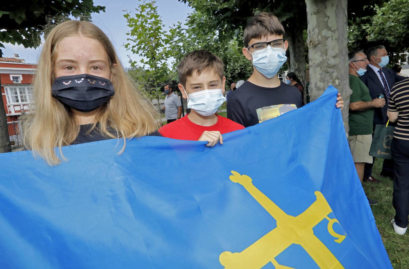 Los vecinos de Somao, en Pravia, no han tardado en salir a la calle a celebrar su reconocimiento como Pueblo Ejemplar de Asturias 2020.