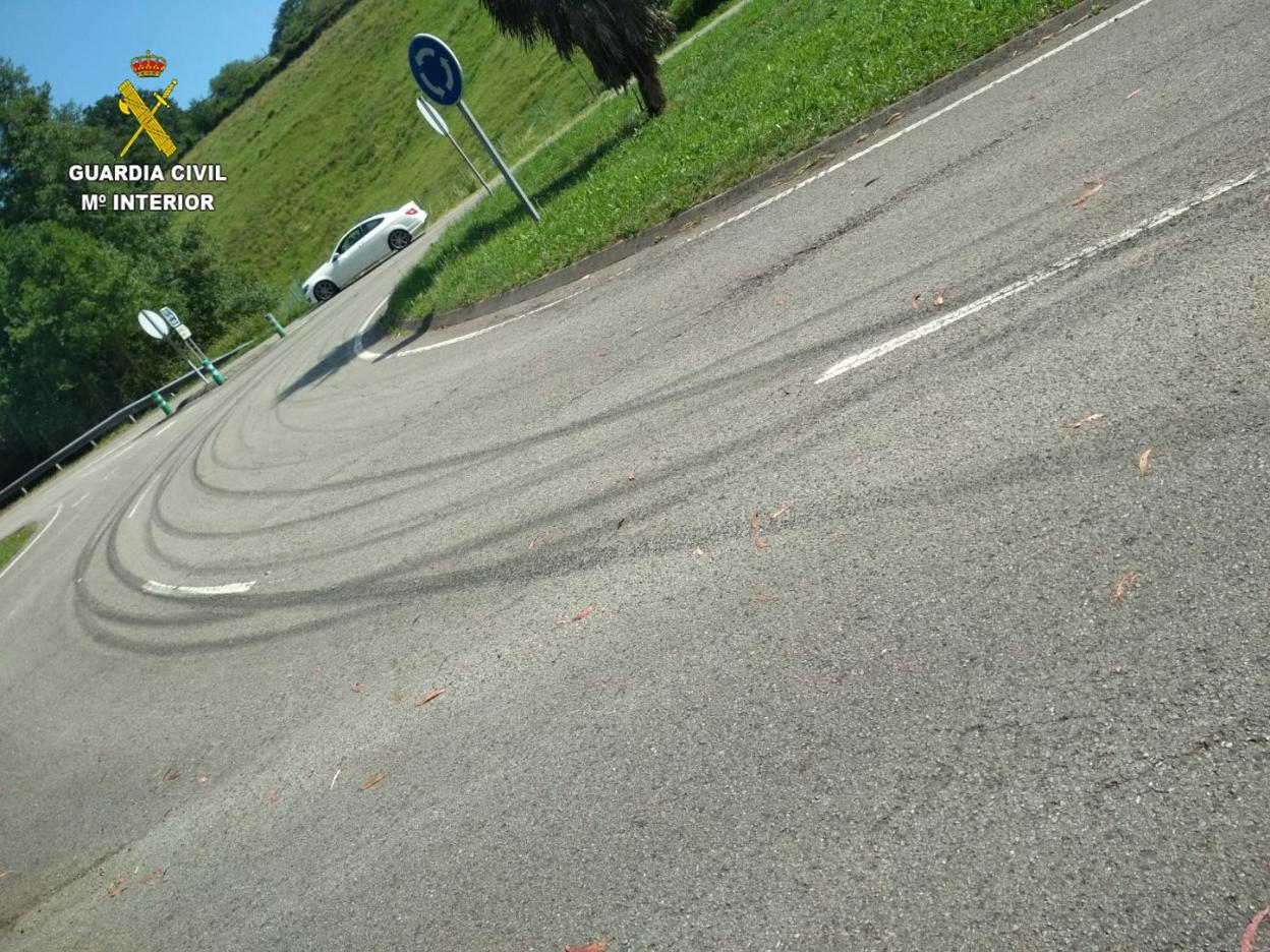 Rodadas en la glorieta de La Llorea dejadas por los implicados. 