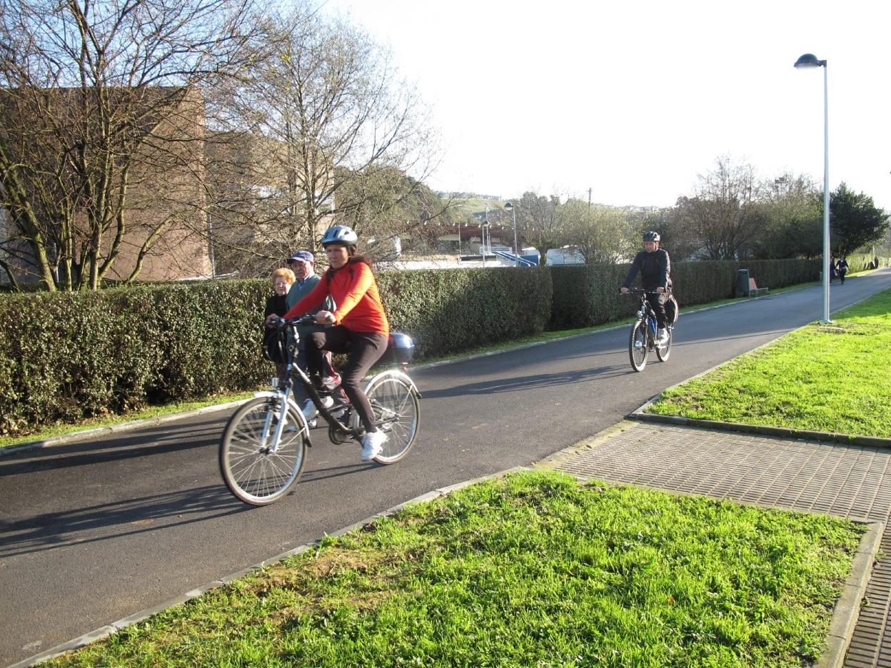 La senda peatonal y ciclista en el cauce alto de la ría de Avilés. 