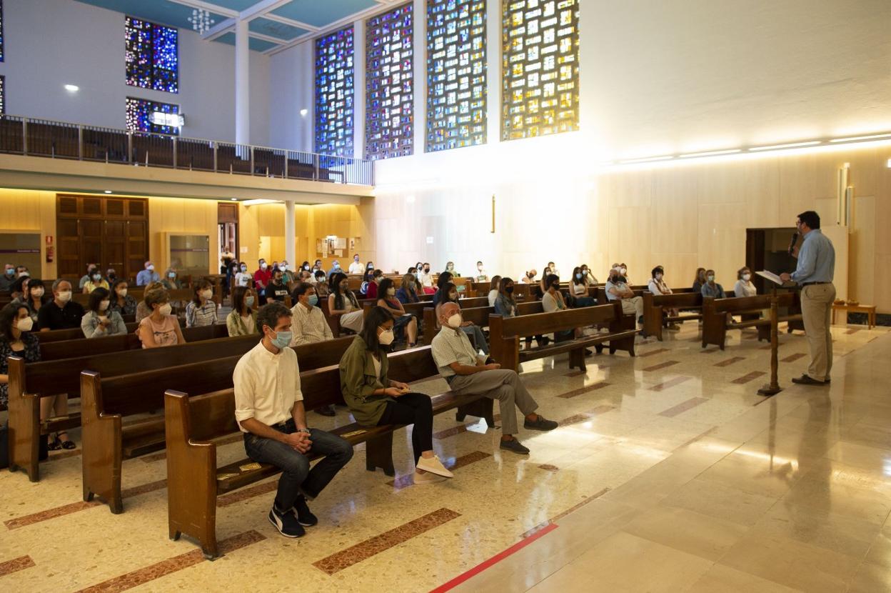 Reunión en la iglesia. El director del Codema, Simón Cortina, se dirige a los docentes en el templo «bien ventilado y espacioso». 