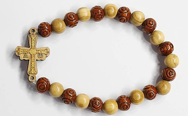 Sobre estas líneas, la pulsera con la Cruz de la Victoria. 