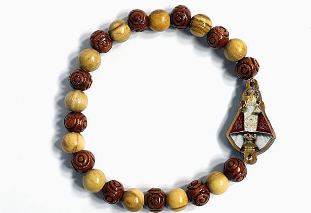 Abajo, la pieza con la talla de la Santina