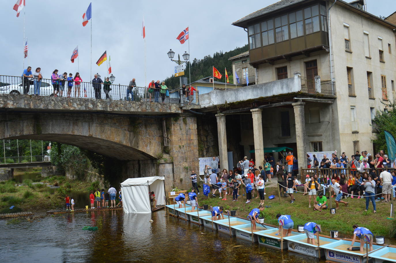 En el año 2003, el concejo de Tineo volvió a celebrar la concesión de un premio al Pueblo Ejemplar. Esta vez se reconoció a Navelgas, donde cada año se celebran citas imprescindibles del calendario festivo asturiano como el Campeonato Nacional de Bateo de Oro (en la imagen) el Día de los Pueblos de Asturias o el Festival del Esfoyón.