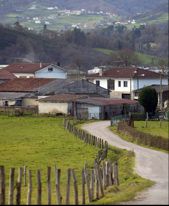 En el año 2006, el premio al Pueblo Ejemplar de Asturias fue para otro grupo humano. Esta vez, la comunidad vecinal de Sariego. En la imagen, la aldea de Moral.