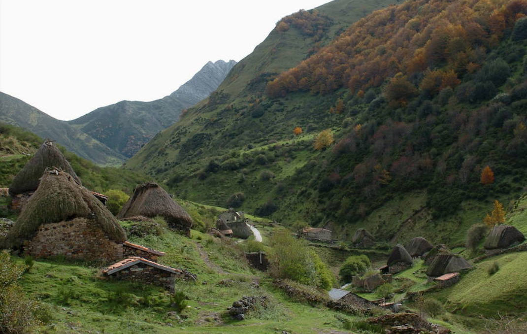 En el año 2004, la celebración se trasladó al Parque Natural de Somiedo. La Fundación distinguía entonces al núcleo de Villar de Vildas, un territorio identificado con la arquitectura tradicional de los teitos.