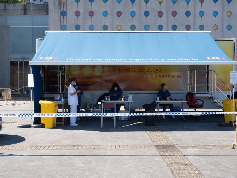 El dispositivo instalado en el pabellón de La Magdalena de Avilés ha comenzado este jueves a realizar las pruebas de detección del coronavirus, a causa del brote que acumula por el momento dieciséis positivos. A lo largo de esta mañana se han atendido a más de 200 personas con cita previa y hasta el momento se han registrado más de mil solicitudes para realizar las PCR. 