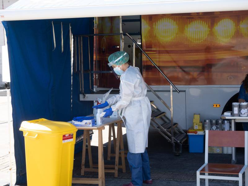 El dispositivo instalado en el pabellón de La Magdalena de Avilés ha comenzado este jueves a realizar las pruebas de detección del coronavirus, a causa del brote que acumula por el momento dieciséis positivos. A lo largo de esta mañana se han atendido a más de 200 personas con cita previa y hasta el momento se han registrado más de mil solicitudes para realizar las PCR. 