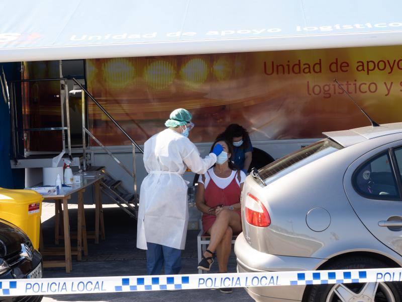 El dispositivo instalado en el pabellón de La Magdalena de Avilés ha comenzado este jueves a realizar las pruebas de detección del coronavirus, a causa del brote que acumula por el momento dieciséis positivos. A lo largo de esta mañana se han atendido a más de 200 personas con cita previa y hasta el momento se han registrado más de mil solicitudes para realizar las PCR. 