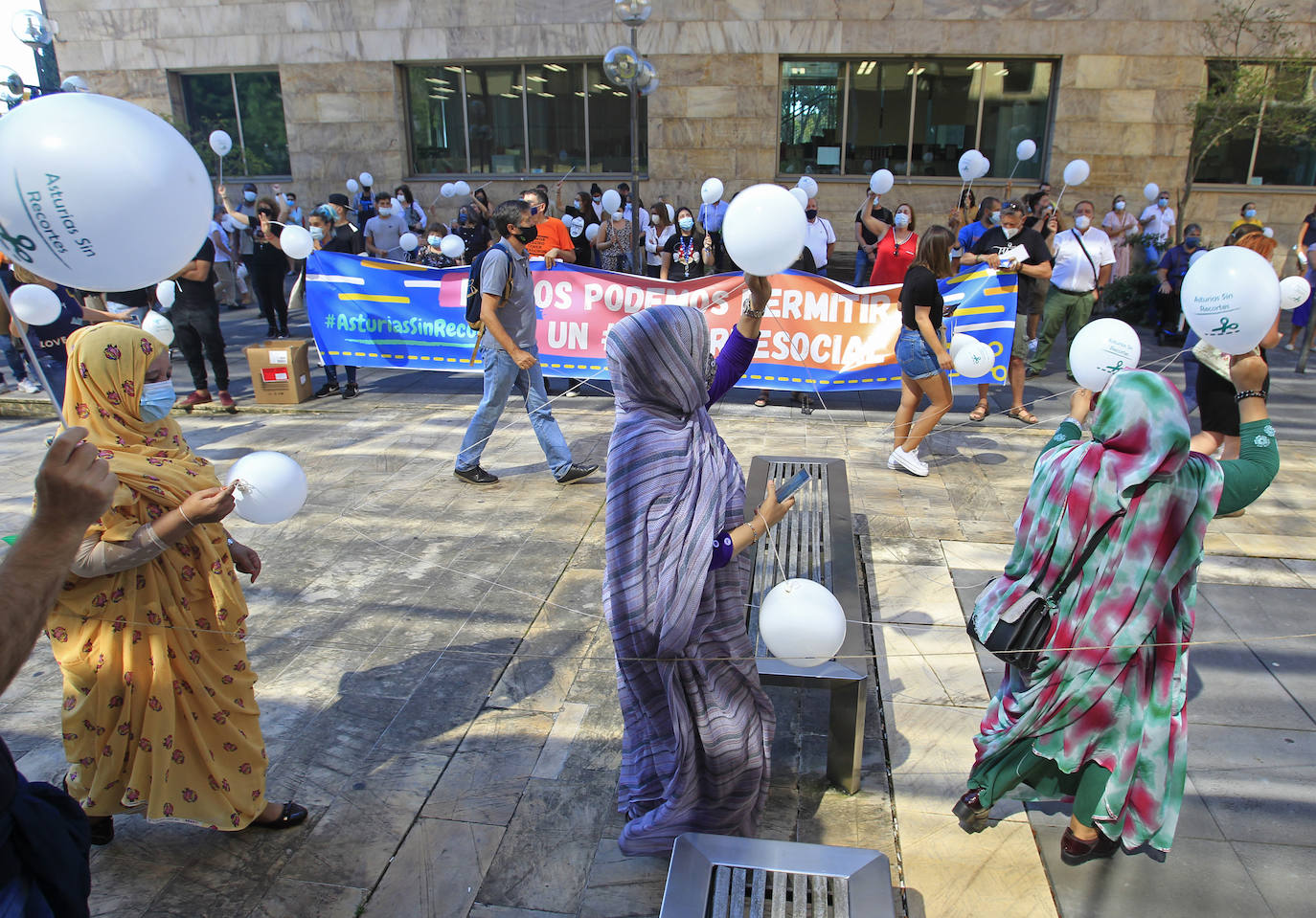 La plataforma #AsturiasSinRecortes, organizadora de la protesta estima que se «dejará sin cobertura a más de 20.000 personas de los colectivos más vulnerables y condena a la desaparición a muchas entidades pequeñas que son la mayoría».