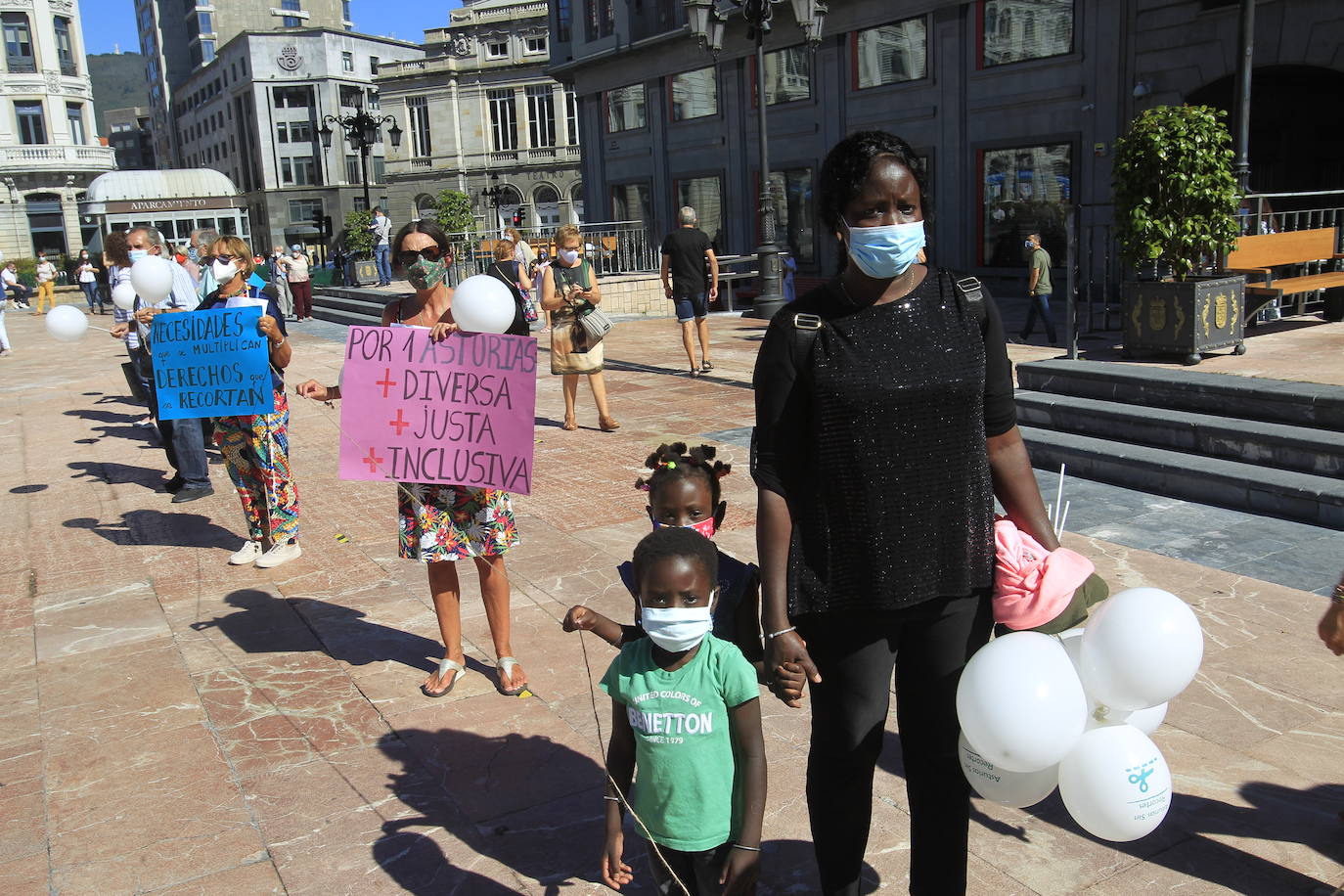 La plataforma #AsturiasSinRecortes, organizadora de la protesta estima que se «dejará sin cobertura a más de 20.000 personas de los colectivos más vulnerables y condena a la desaparición a muchas entidades pequeñas que son la mayoría».