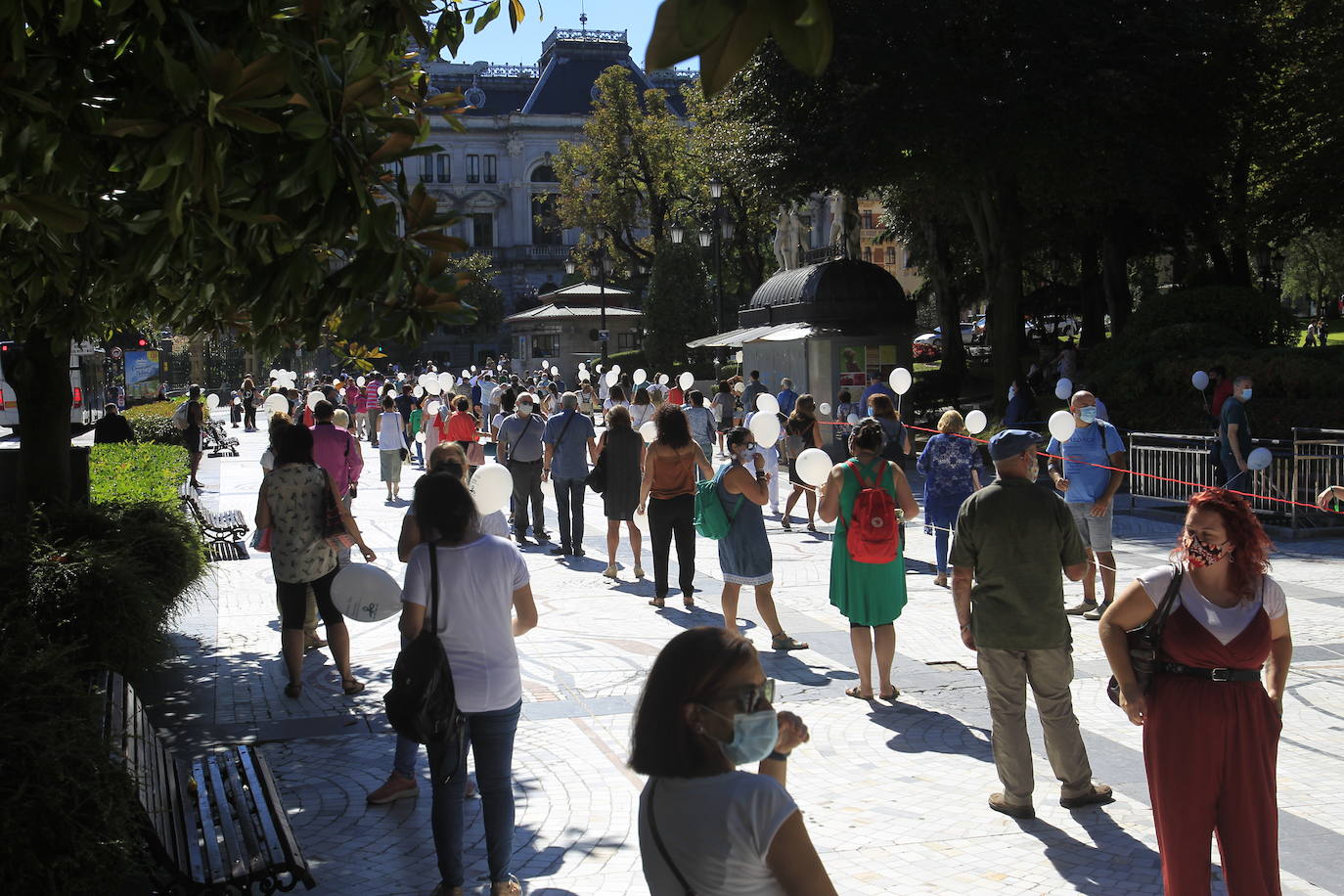 La plataforma #AsturiasSinRecortes, organizadora de la protesta estima que se «dejará sin cobertura a más de 20.000 personas de los colectivos más vulnerables y condena a la desaparición a muchas entidades pequeñas que son la mayoría».