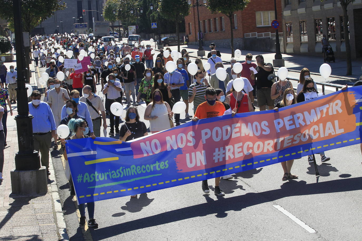 La plataforma #AsturiasSinRecortes, organizadora de la protesta estima que se «dejará sin cobertura a más de 20.000 personas de los colectivos más vulnerables y condena a la desaparición a muchas entidades pequeñas que son la mayoría».