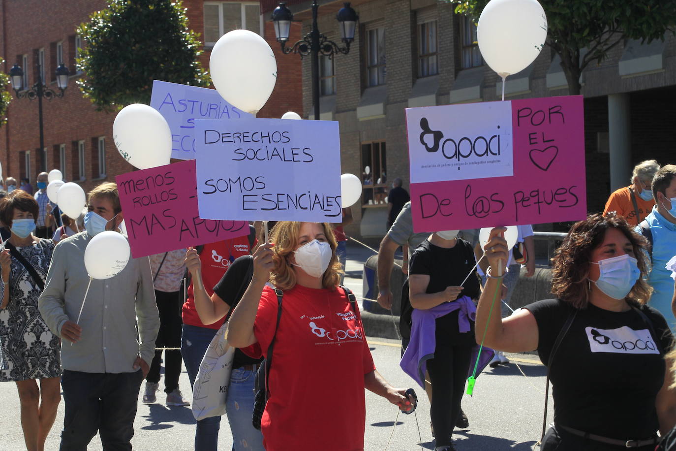 La plataforma #AsturiasSinRecortes, organizadora de la protesta estima que se «dejará sin cobertura a más de 20.000 personas de los colectivos más vulnerables y condena a la desaparición a muchas entidades pequeñas que son la mayoría».