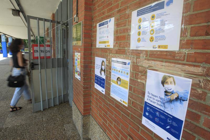 Entrada de un centro educativo de Oviedo. 