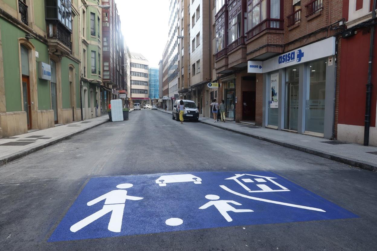 Nueva señal de 'calle residencial' dibujada sobre el asfalto de la calle Ruiz Gómez. 