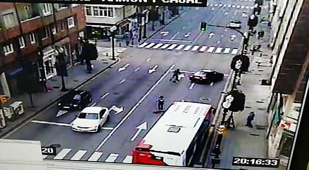En la calle de Ramón y Cajal. Secuencia del atropello al joven que iba en patinete eléctrico captada por las cámaras de tráfico. 