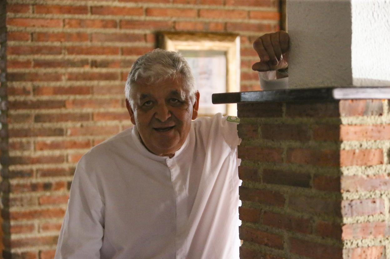 Abel Terente, en su asador de Argüelles (Siero). 