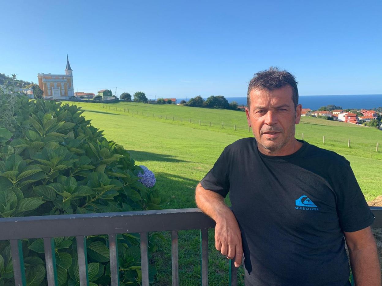 Francisco González Cascallar en uno de los dos miradores que tiene Somao .