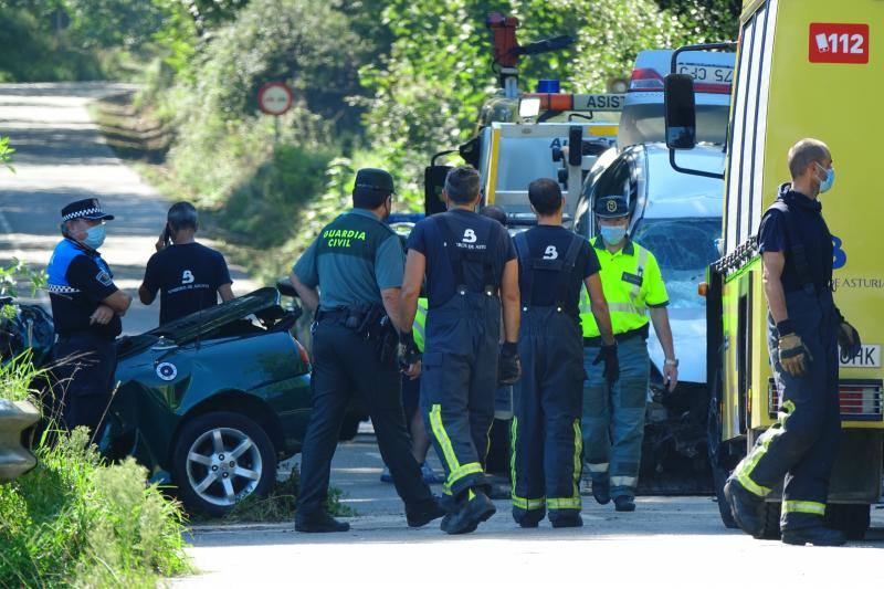 Una persona ha fallecido y cuatro han resultado heridas, dos de ellas de carácter grave, en un choque frontal entre Posada y Balmori, en Llanes. 