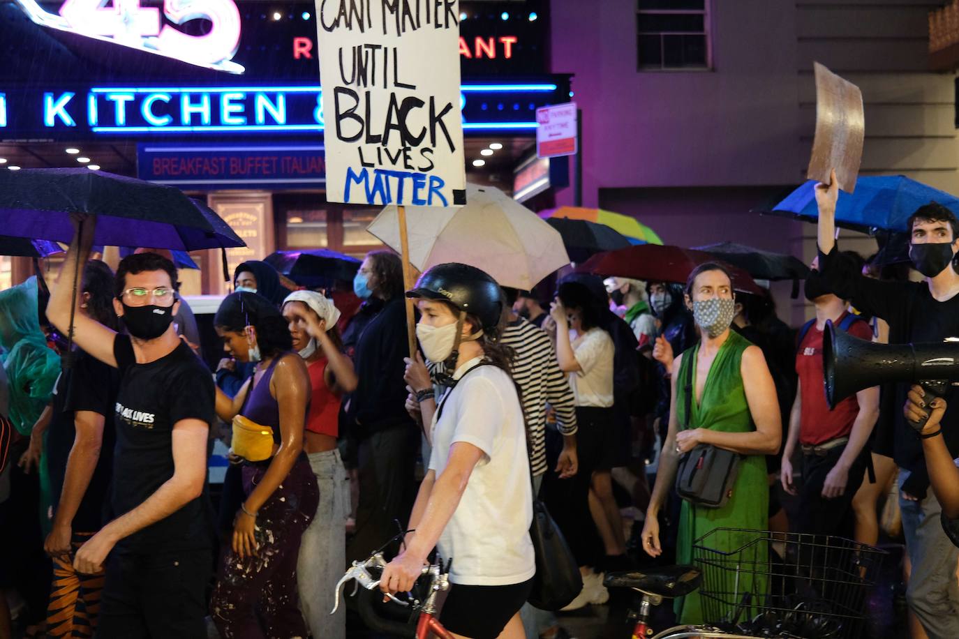Las imágenes de las manifestaciones, con carteles en los que se lee 'Black Lives Matter' y jóvenes enfrentándose a los agentes forman parte de la cotidianidad de Estados Unidos