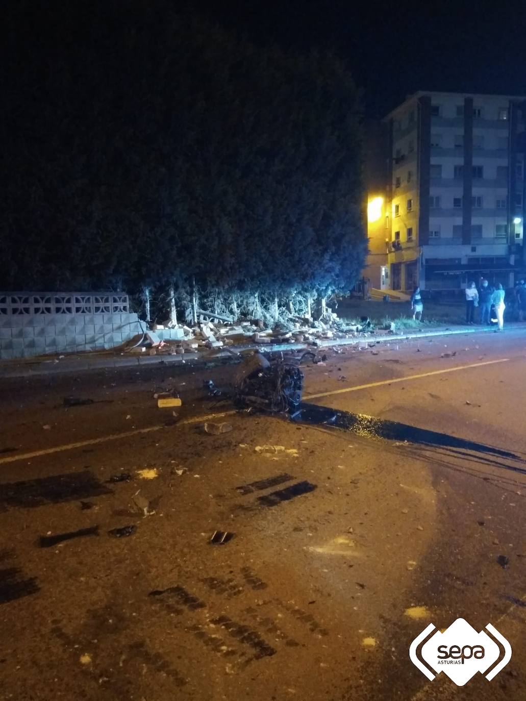 Una mujer de 44 años ha resultado herida grave tras chocar el coche en el que viajaba como acompañante por la AS-19 a la altura de El Pedrero, en Corvera, contra el muro de una casa.