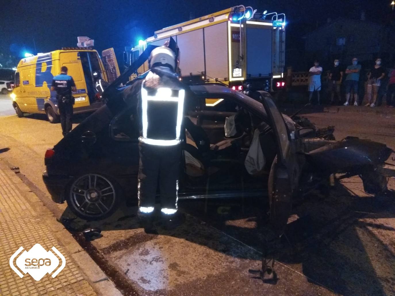 Una mujer de 44 años ha resultado herida grave tras chocar el coche en el que viajaba como acompañante por la AS-19 a la altura de El Pedrero, en Corvera, contra el muro de una casa.